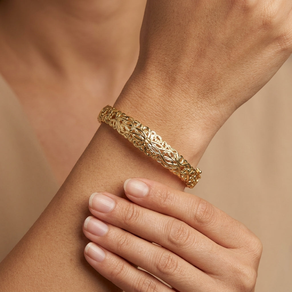 Bracelet jonc beldi ajouré et ciselé en or jaune 18k - bijou porté par une mannequin