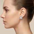 Boucles d'oreilles puces carrées en or blanc 18k serties de pierres - bijou porté par une mannequin