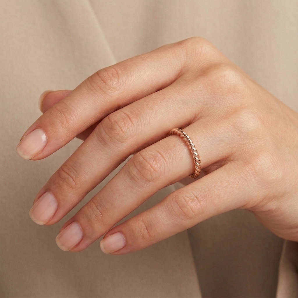 Bague Fine Torsadée Or Rose — présenté sur mannequin