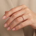 Bague Fine Torsadée Or Rose — présenté sur mannequin