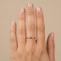 Bague fine simple en or rose 18k - bijou porté par une mannequin