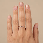 Bague fine simple en or rose 18k - bijou porté par une mannequin