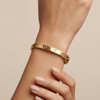 Bracelet jonc vis en or jaune 18k - bijou porté par une mannequin