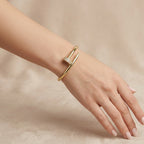 Bracelet jonc clou en or jaune 18k serti de pierres - bijou porté par une mannequin