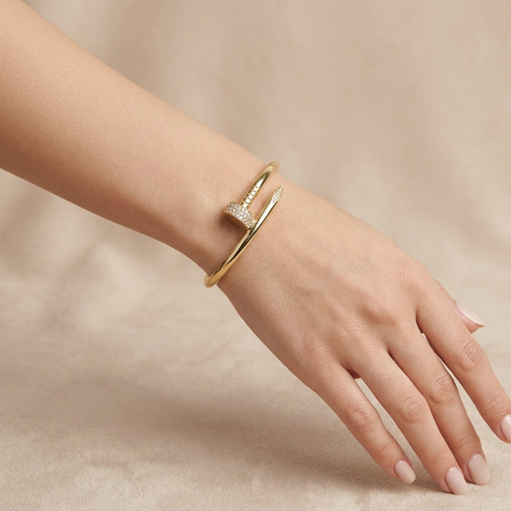 Bracelet jonc clou en or jaune 18k serti de pierres - bijou porté par une mannequin
