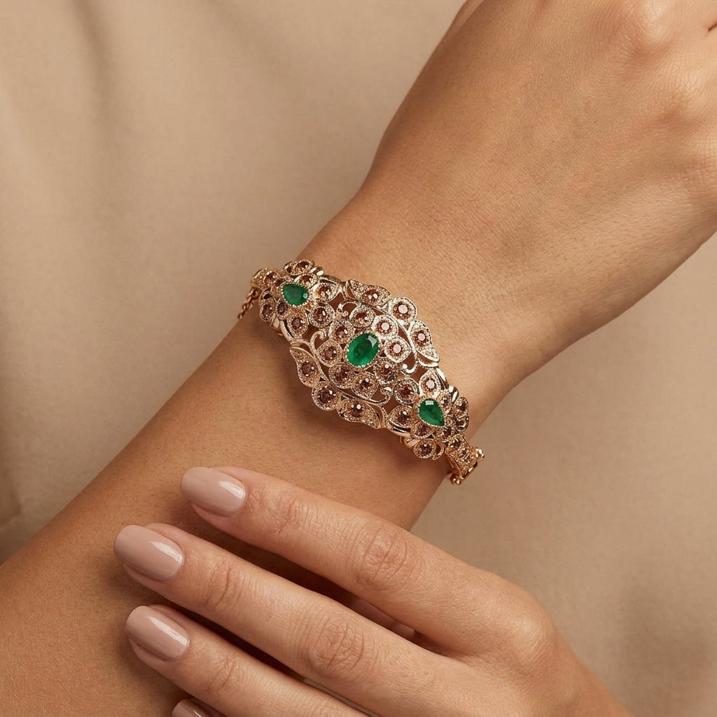 Bracelet jonc beldi ciselé en or rose 18k serti de pierres vertes synthétiques - bijou porté par une mannequin