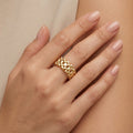 Bague bombée ajourée motif nid d'abeille en or jaune 18k - bijou porté par une mannequin