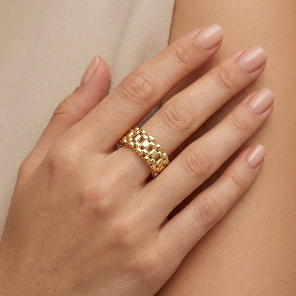 Bague bombée ajourée motif nid d'abeille en or jaune 18k - bijou porté par une mannequin