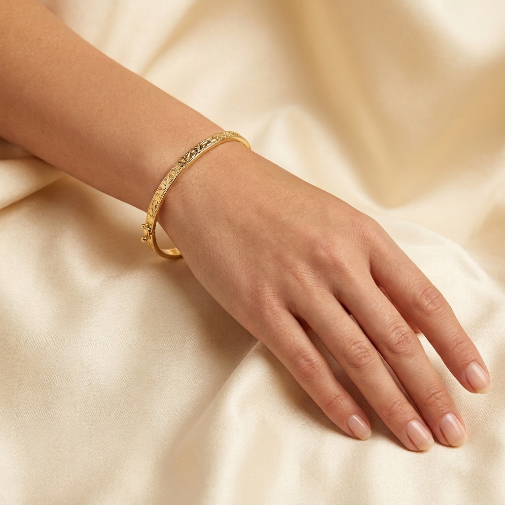 Bracelet Jonc Ciselé Beldi Or Jaune — présenté sur mannequin