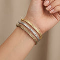 Bracelet jonc ciselé beldi en or jaune 18k - bijou porté par une mannequin