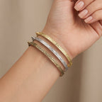Bracelet jonc ciselé beldi en or jaune 18k - bijou porté par une mannequin