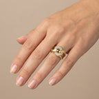 Bague croisée en or jaune 18k sertie de pierres - bijou porté par une mannequin