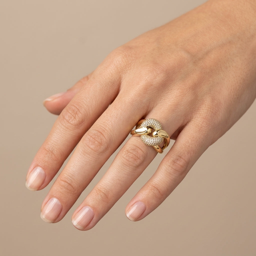 Bague croisée en or jaune 18k sertie de pierres - bijou porté par une mannequin