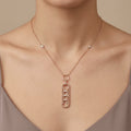 Collier en or rose 18k pendentif ovale allongé ajouré serti de pierres - bijou porté par une mannequin