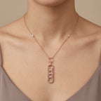 Collier en or rose 18k pendentif ovale allongé ajouré serti de pierres - bijou porté par une mannequin