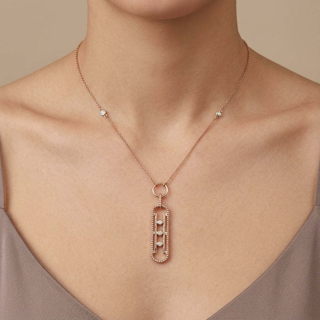 Collier en or rose 18k pendentif ovale allongé ajouré serti de pierres - bijou porté par une mannequin