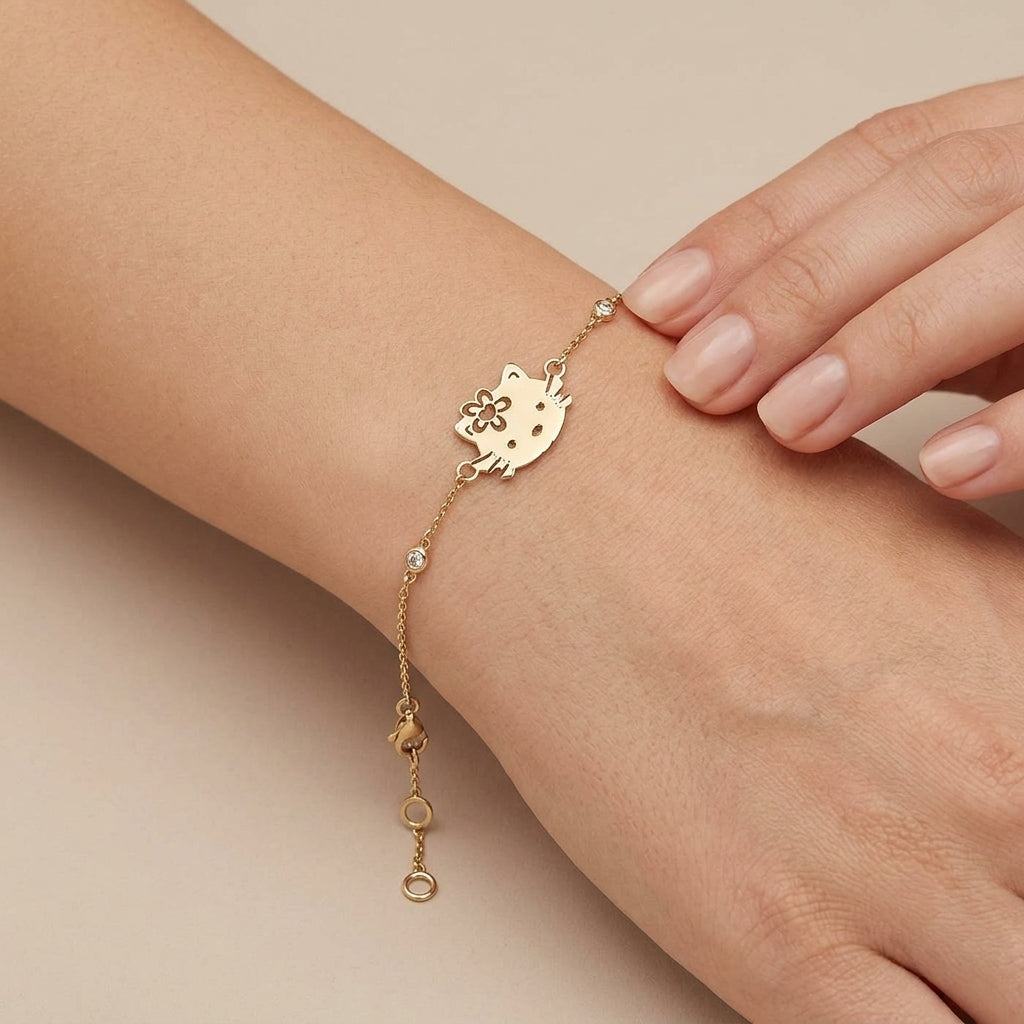 Bracelet chaîne en or jaune 18k motif chaton Kitty - bijou porté par une mannequin