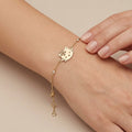 Bracelet chaîne en or jaune 18k motif chaton Kitty - bijou porté par une mannequin