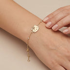 Bracelet chaîne en or jaune 18k motif chaton Kitty - bijou porté par une mannequin