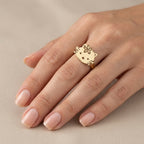 Bague en or jaune 18k motif chaton Kitty - bijou porté par une mannequin