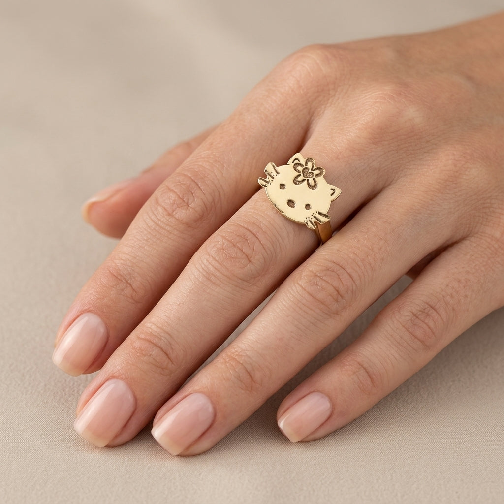 Bague en or jaune 18k motif chaton Kitty - bijou porté par une mannequin