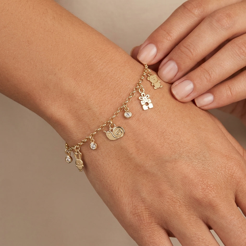 Bracelet chaîne en or jaune 18k à breloques (main de Fatma, cœur, étoile) - bijou porté par une mannequin