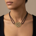 Pendentif ovale calligraphie ajourée en or jaune 18k, cordon - bijou porté par une mannequin