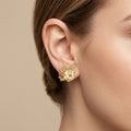 Boucles d'oreilles puces Mickey en or jaune 18k - bijou porté par une mannequin