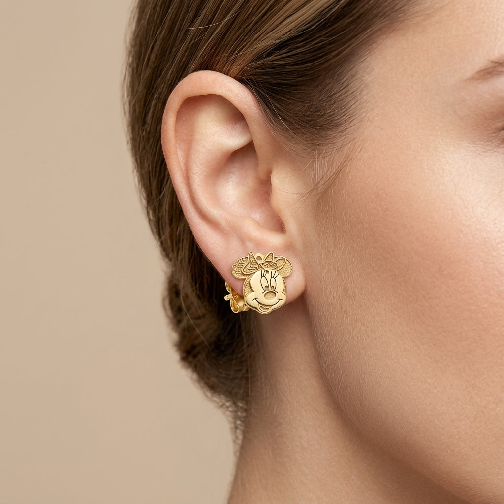 Boucles d'oreilles puces Mickey en or jaune 18k - bijou porté par une mannequin