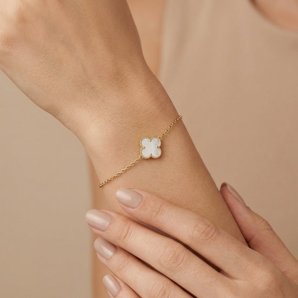 Bracelet chaîne en or jaune 18k trèfle en nacre blanche - bijou porté par une mannequin