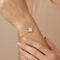 Bracelet chaîne en or jaune 18k trèfle en nacre blanche - bijou porté par une mannequin