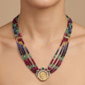Collier multirangs perles rubis, saphirs et émeraudes, pendentif louis en or serti - bijou porté par une mannequin