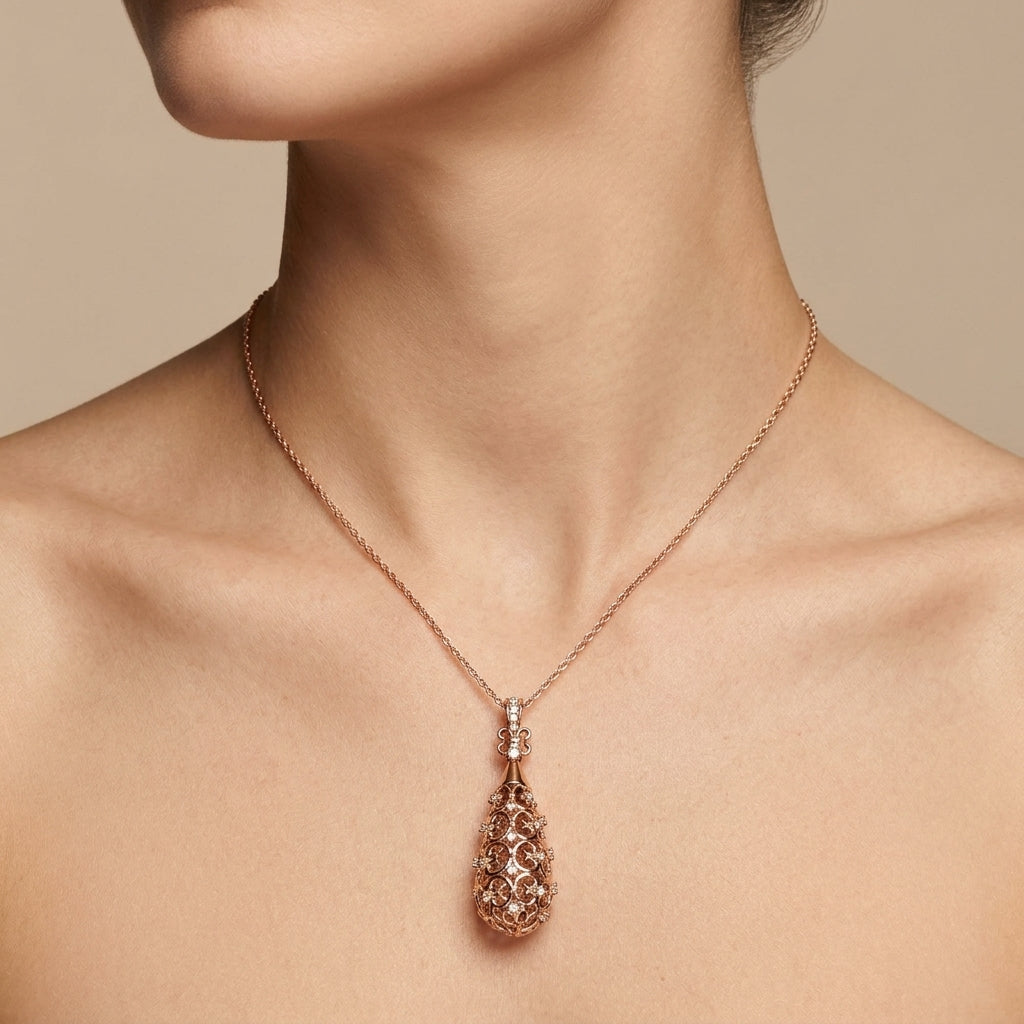 Pendentif goutte ajourée et ciselée en or rose 18k sertie de pierres - bijou porté par une mannequin