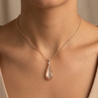 Pendentif Goutte Ajourée Or Rose - Sertie de Pierres — présenté sur mannequin