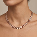 Collier ras du cou maille cubaine en or rose 18k - bijou porté par une mannequin