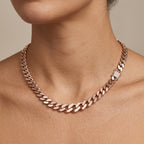 Collier ras du cou maille cubaine en or rose 18k - bijou porté par une mannequin