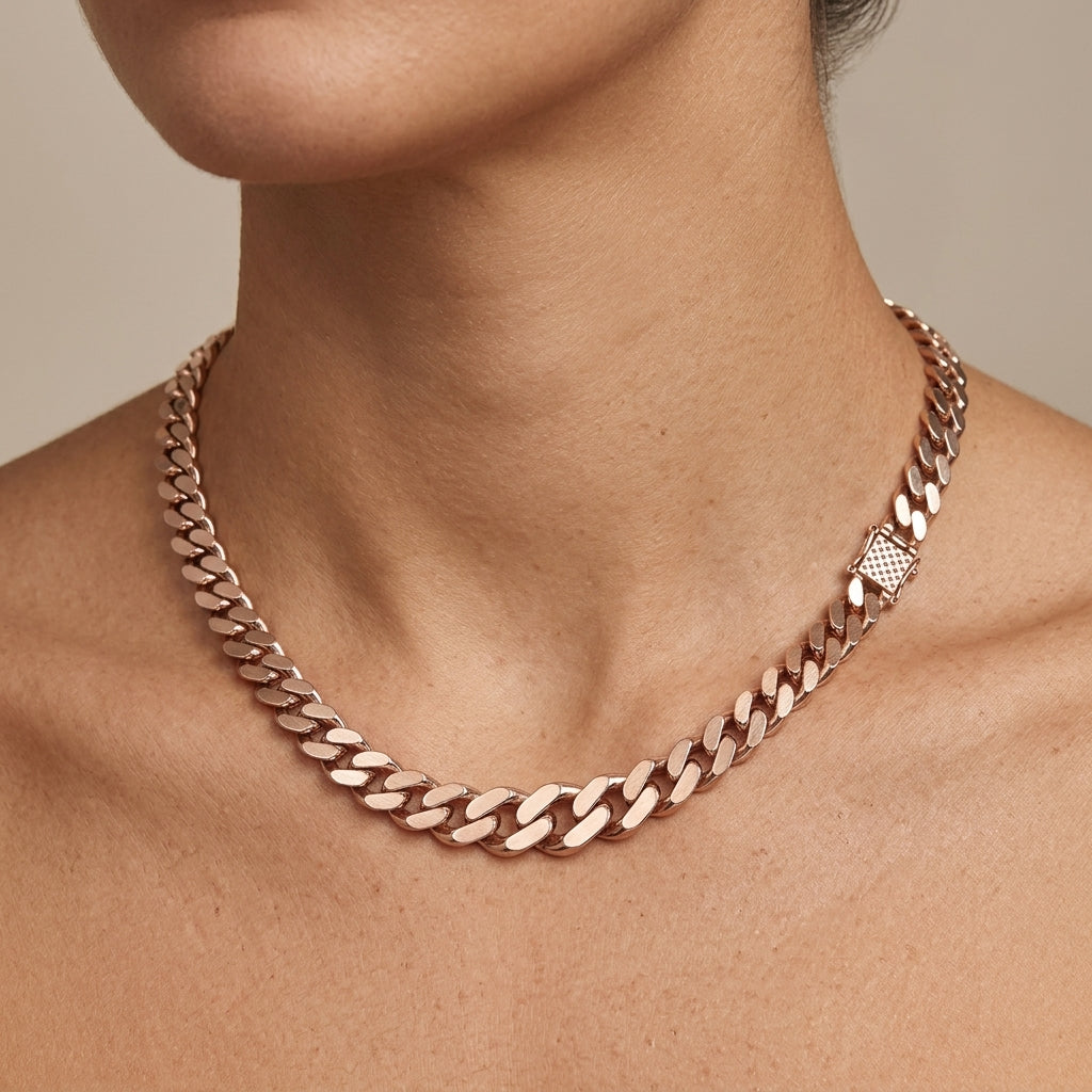 Collier ras du cou maille cubaine en or rose 18k - bijou porté par une mannequin