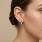 Boucles d'oreilles mini créoles ajourées en or rose 18k - bijou porté par une mannequin