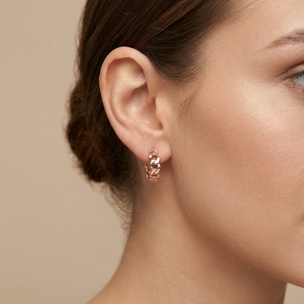 Boucles d'oreilles mini créoles ajourées en or rose 18k - bijou porté par une mannequin