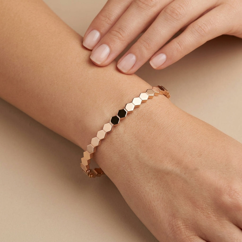 Bracelet jonc en or rose 18k pastilles rondes, pierre noire centrale - bijou porté par une mannequin