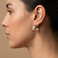 Boucles d'oreilles mini créoles maille cubaine en or rose 18k - bijou porté par une mannequin