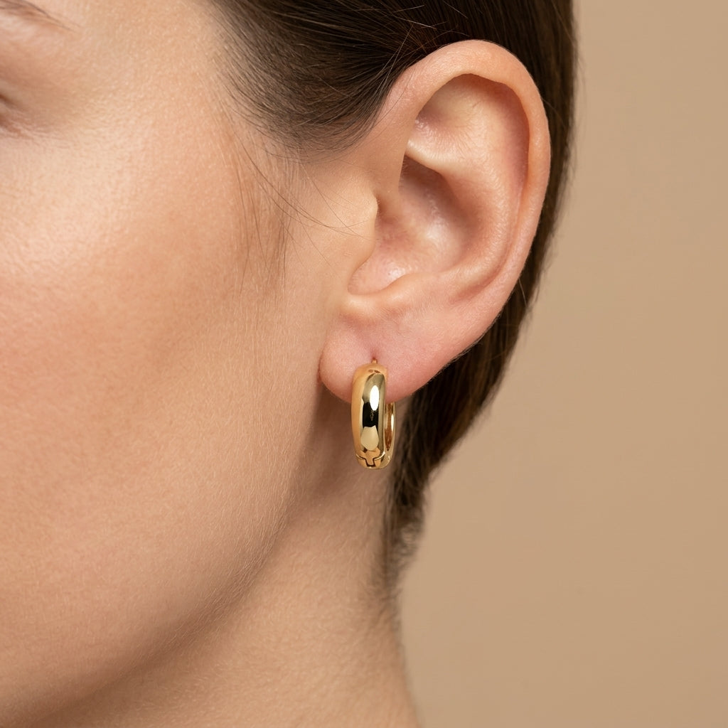 Boucles d'oreilles mini créoles en or jaune 18k - bijou porté par une mannequin