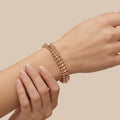Bracelet jonc clouté en or rose 18k, motif clash - bijou porté par une mannequin