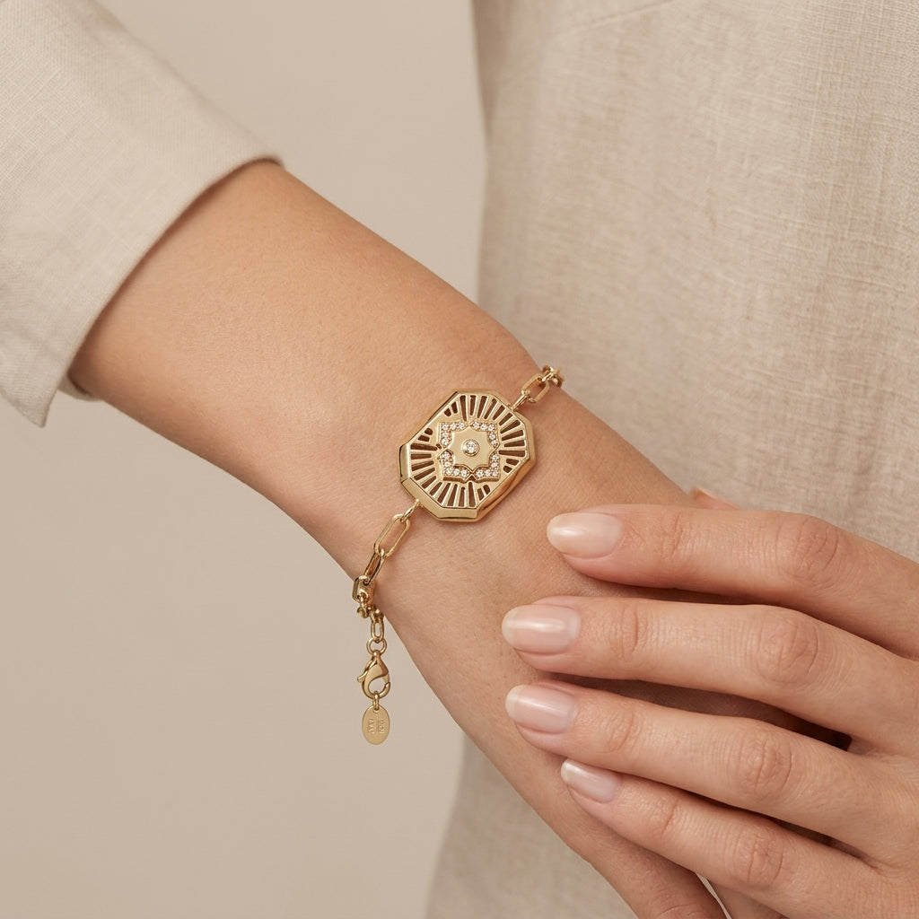 Bracelet chaîne maillons en or jaune 18k plaque octogonale sertie - bijou porté par une mannequin