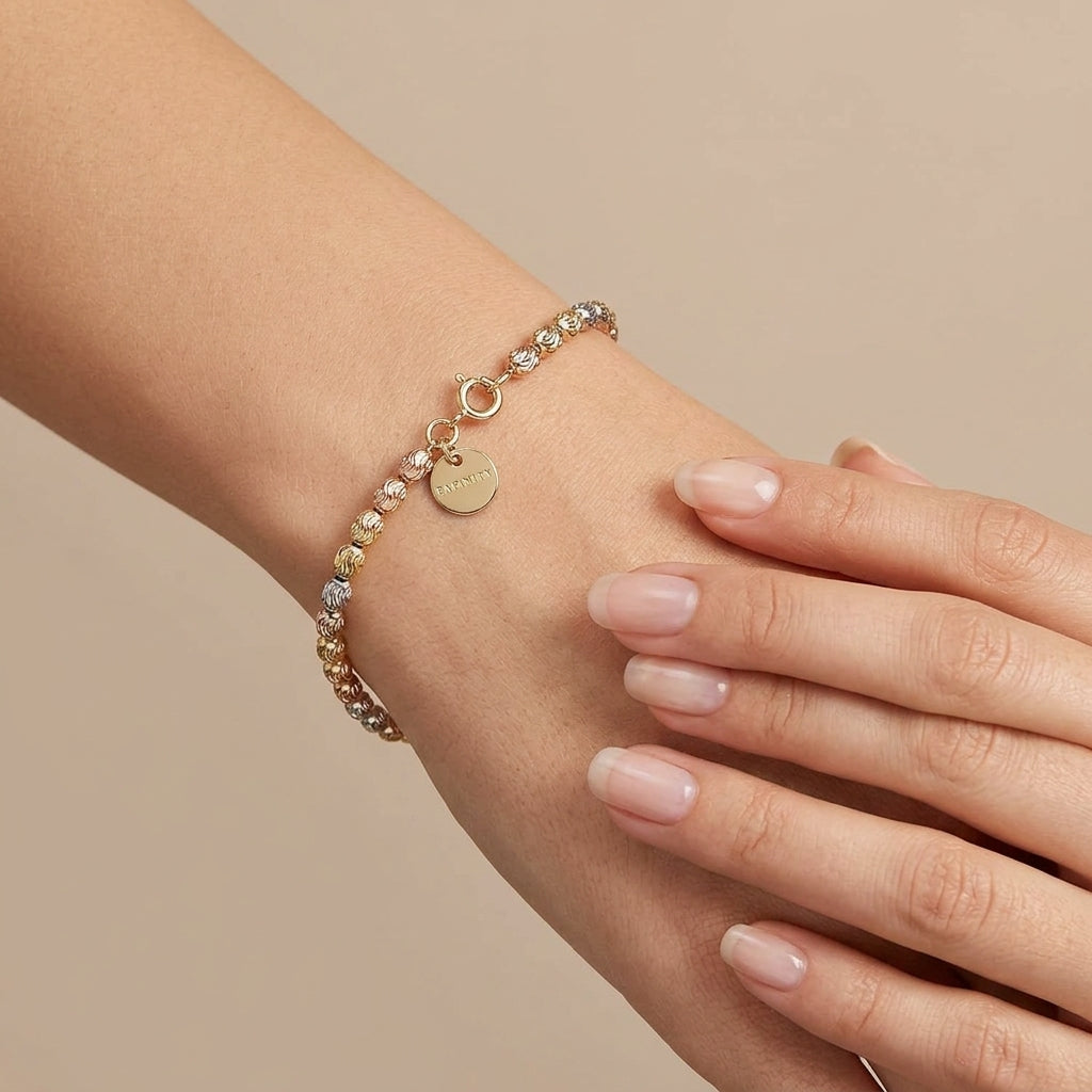 Bracelet boules facettées en or tricolore 18k - bijou porté par une mannequin
