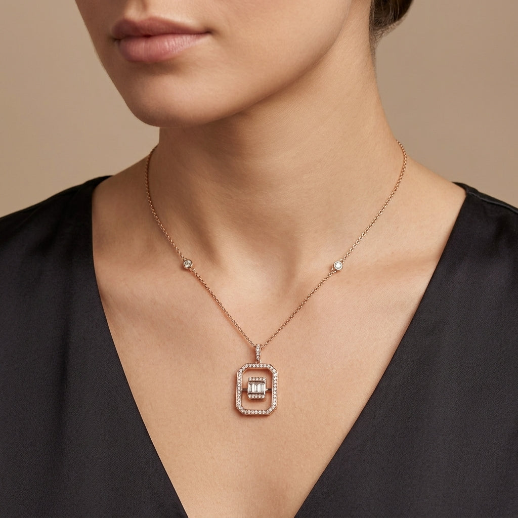 Collier en or rose 18k pendentif rectangulaire serti, pierres baguettes - bijou porté par une mannequin