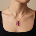 Collier en or rose 18k pendentif porte marocaine émaillée rose et pierre verte - bijou porté par une mannequin