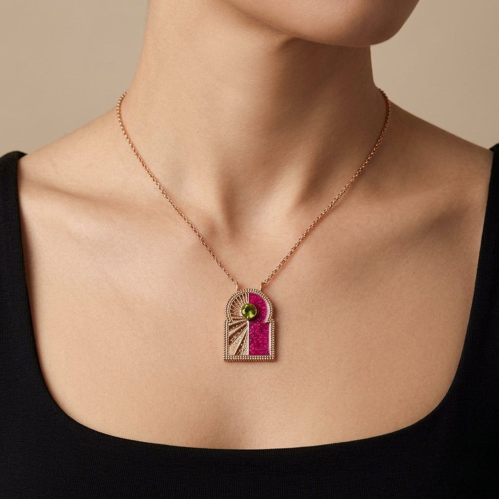 Collier en or rose 18k pendentif porte marocaine émaillée rose et pierre verte - bijou porté par une mannequin
