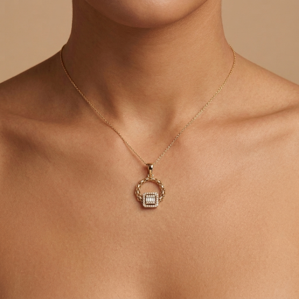 Pendentif Cercle Maille Or Jaune - Motif Carré Serti de Pierres — présenté sur mannequin