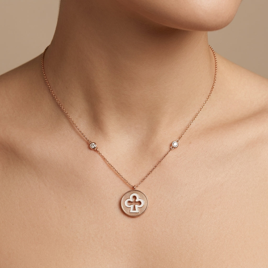 Collier en or rose 18k pendentif trèfle en nacre serti - bijou porté par une mannequin